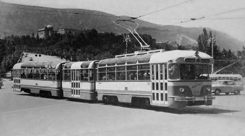 Tbilisidəki Qəhrəmanlar meydanında tramvay, 1960-cı illər