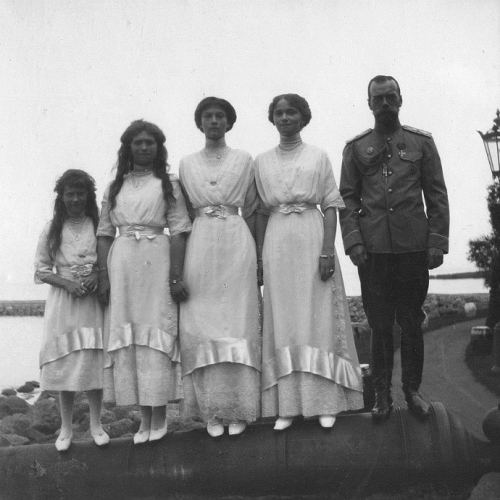 Anastasiya, Mariya, Tatyana və Olqa ataları imperator II Nikolay ilə birlikdə, 1913-cü il
