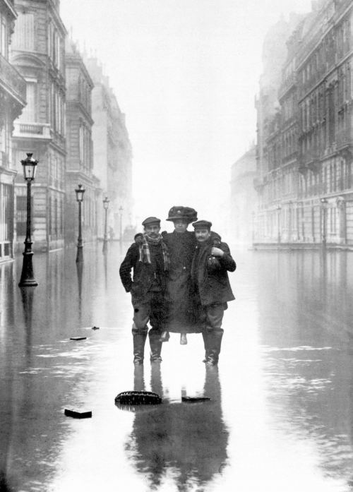 İki centlmen Parisdə daşqın zamanı xanıma küçəni keçməyə kömək edirlər, 24 mart 1910-cu il