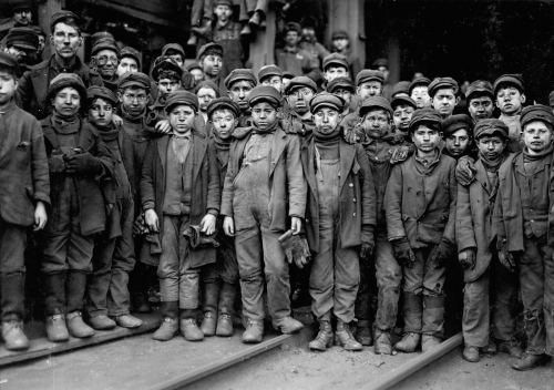 Pennsylvania Coal Company şirkəti tərəfindən kömür şaxtalarında işə götürülmüş həddi-buluğa çatmamış şaxtaçılar. ABŞ, 1911-ci il