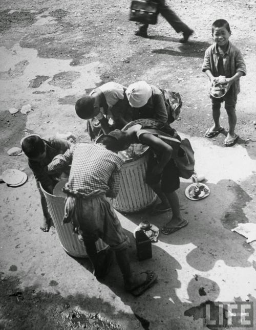 Müharibə yetimləri yemək axtarışında, Tokio, 1946-cı il