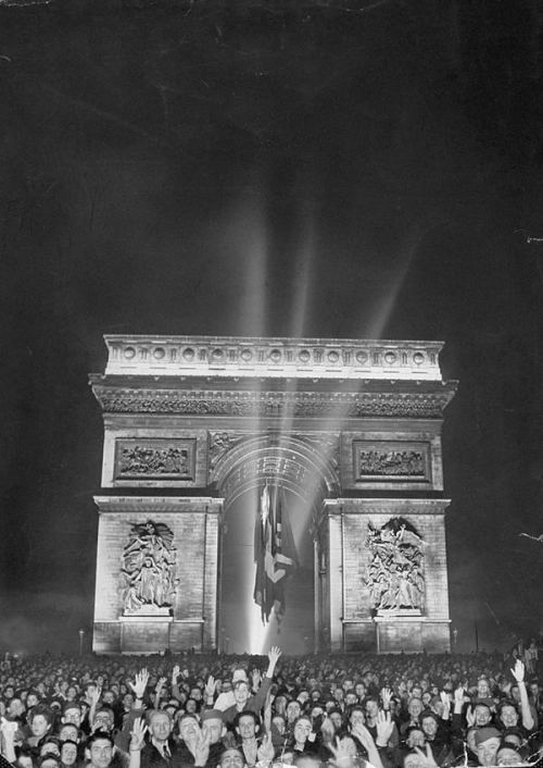 Parisin almanlardan azad olmasının bayram edilməsi, 1944-cü il