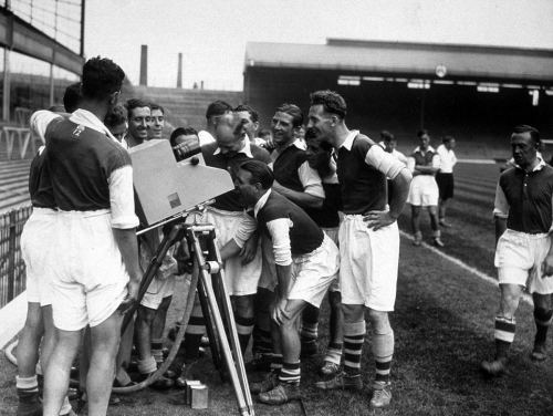Arsenal və Arsenal ehtiyat komandası arasında keçirilən futbol matçı. Dünyada ilk televiziya reportajı, 1937-ci il