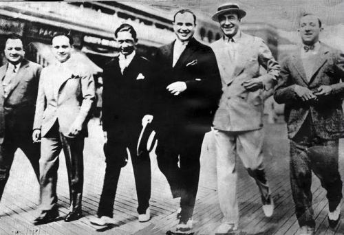 Al Kapone qanqster dostları ilə birlikdə, 1929-cu il
