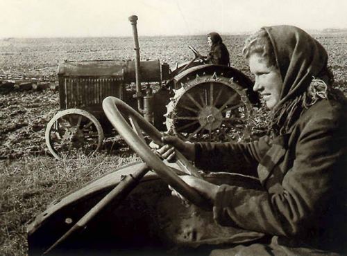 Traktorçu qadınlar, 1942-ci il