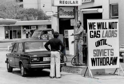 SSRİ qoşunları Əfqanıstandan çıxmayana kimi Lada avtomobillərinə benzin vurulmayacaq. Kanada, Toronto, 1980-ci illər