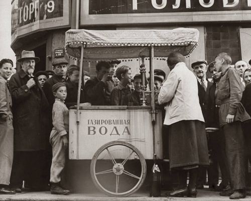 Qazlı su satışı, Moskva, 1941-ci il