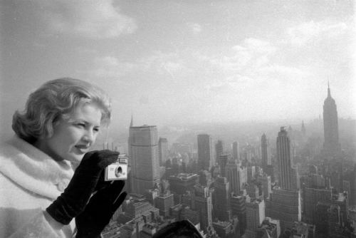 Dayana Soyer Nyu-York göydələnlərinin şəkillərini çəkərkən, 18 mart 1963-cü il