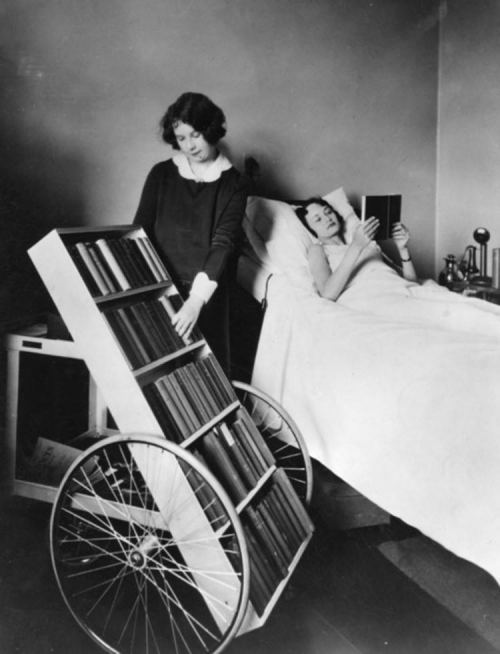 Xəstəxanadakı xəstələr üçün daşına bilən kitabxana, 1928-ci il